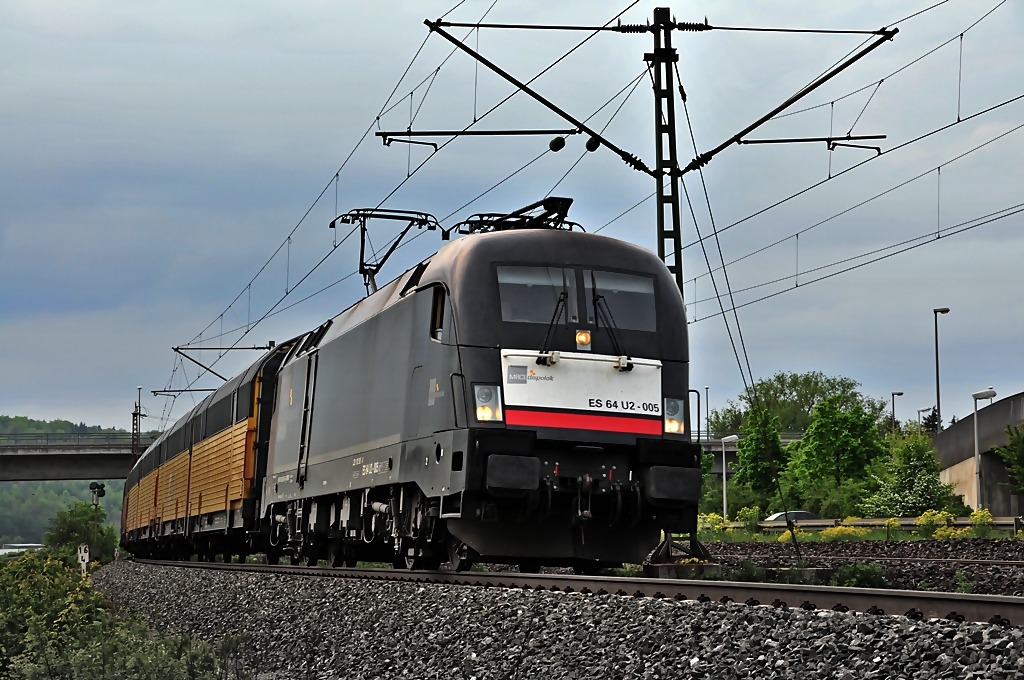 aus Richtung Gem�nden kommt ES 64 U2-005 durch den Bf Retzbach Richtung W�rzburg am 11.05.2010