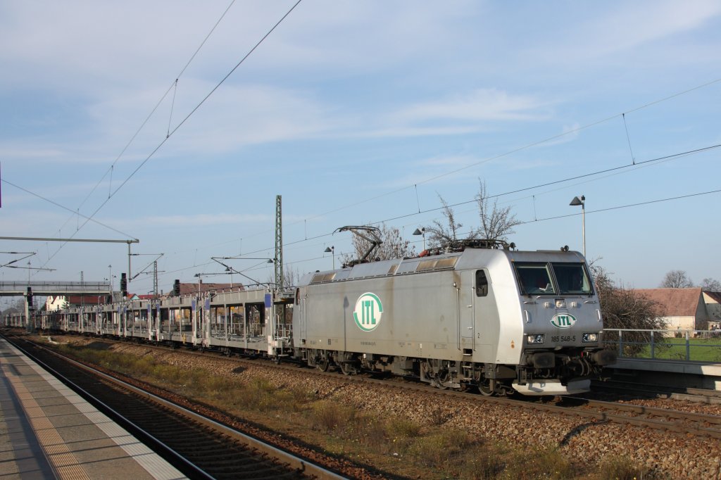 Aus Richtung Groenhain kam 185 548-5 der ITL mit einem leeren Autozug durch Priestewitz. Fotografiert am 21.11.2010. 