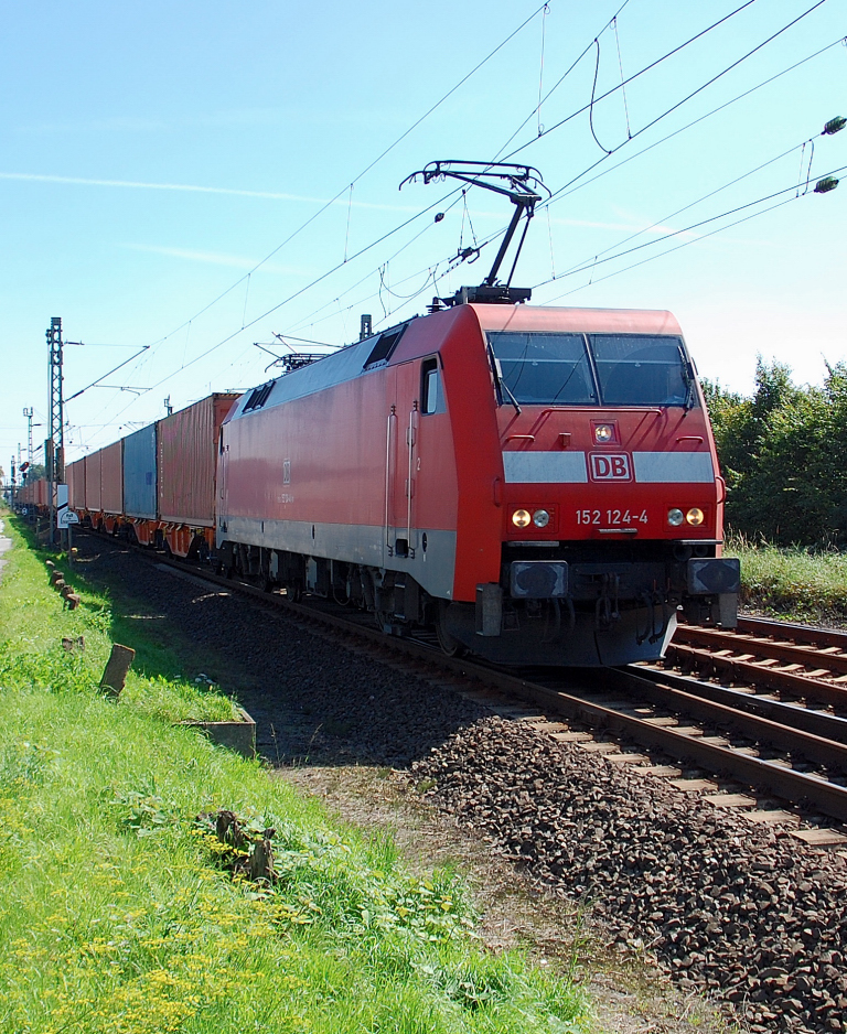 Aus Richtung K�ln kommend ist die 152 124-4 mit einem Containerzug am �bergabebahnhof Nievenheim zu sehen am 20.8.2011.....