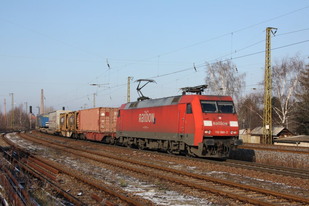 Aus Richtung Leipzig fhrt 152 068-3 mit einem KLV-/Containerzug durch Coswig in Richtung Dresden. Fotografiert am 27.11.2010. 