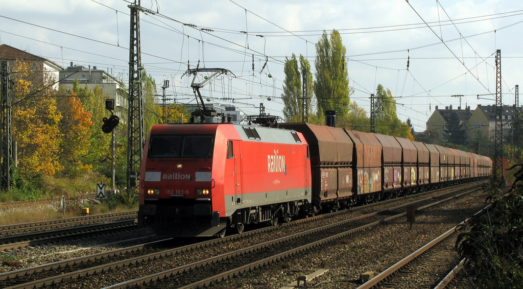 Aus Richtung M�nchener Ostbahnhof erreichte als n�chstes 152 103-8 mit ihrem Kohlenzug am 19.10. den M�nchener Heimeranplatz.
