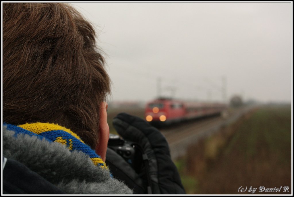 Aus der Sicht des Fotografen der hinter einem steht, ist dieses Bild aufgenommen. Im Vorgergrund mein Freund und (Hobby)-Kollege Martin O. Zu sehen ist 111 175 mit der RB von Plattling nach Regensburg am kalten 17.11.10. (Aukofen) 