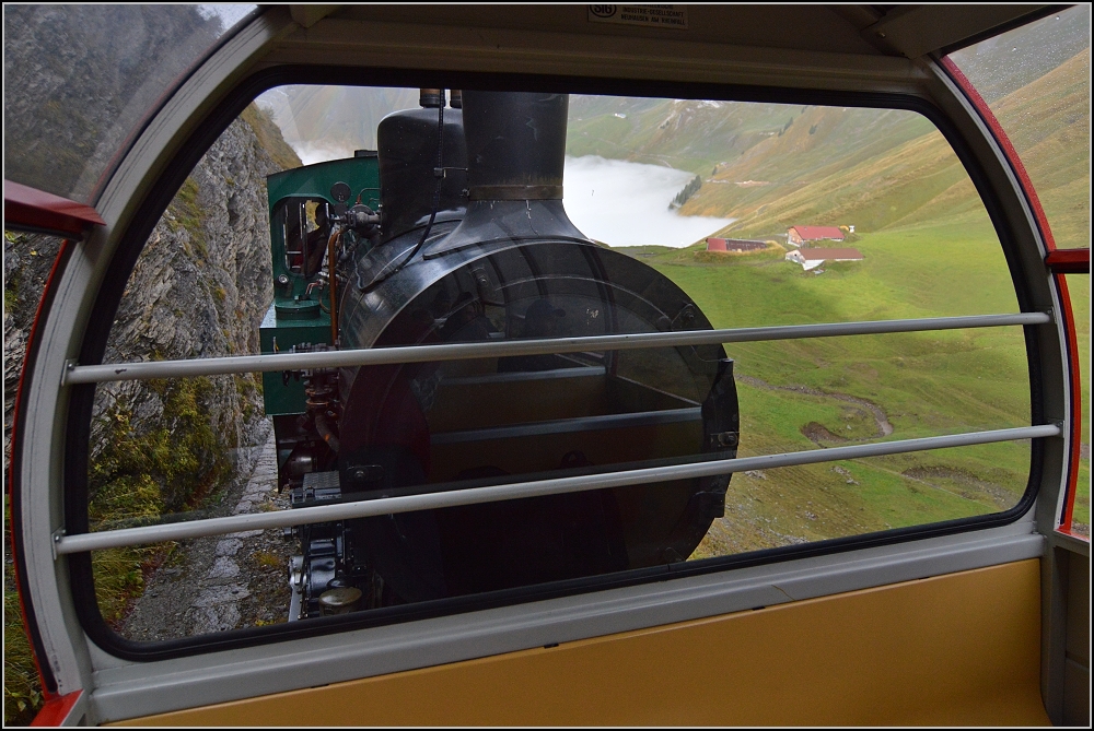 Aus Sicht der Fahrgste, BRB-Lok 12 beim Aufstieg in der Passage unterhalb des Dirrengrinds. Fahrt der Nachzgler zum Bahnbildergipfeltreffen auf dem Brienzer Rothorn im September 2012.