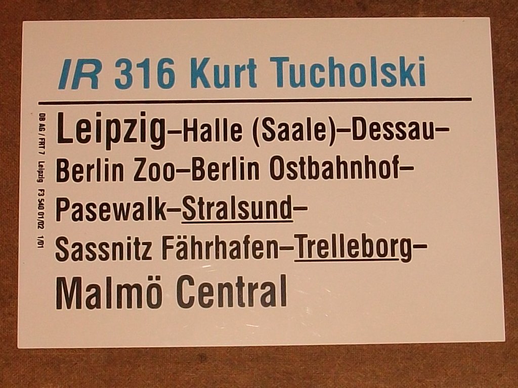 Aus teilweise nur zwei Wagen und einer 143er bestand der Zug,so wurde der komplette Zug in Stralsund an eine planm��ige RB von Stralsund bis Mukran mit angeh�ngt.(EK-Spezial 89  Die Eisenbahnen auf R�gen  R�ckseite und eigene Beobachtungen)