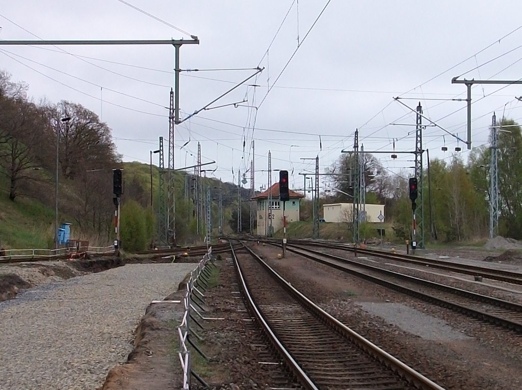 Aus-und Einfahrbereich Richtung Sassnitz/Mukran und Binz in Lietzow.Hinter den Ausfahrsignale zweigt die Strecke links nach Sassnitz/Mukran ab whrend die Strecke nach Binz geradeaus weiter geht.Auch zuerkennen das Fahrdienstleiterstellwerk B2 von Lietzow.