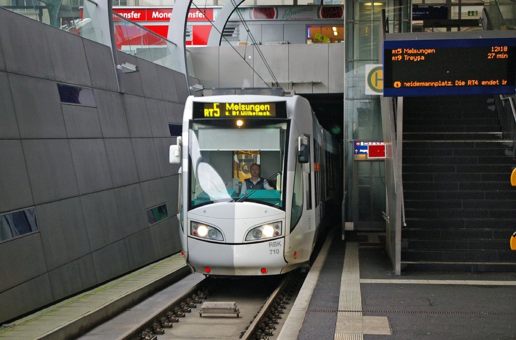 Aus der Unterfhrung in den Hauptbahnhof eingefahren kommt die RT5 am 18.02.2012.