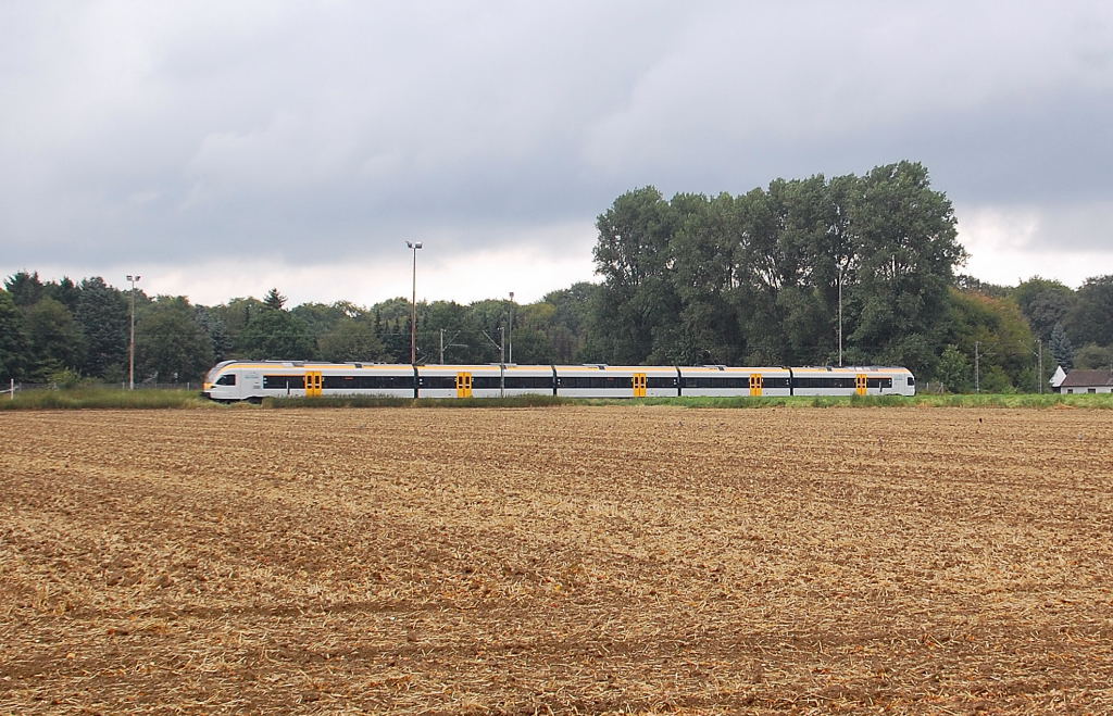 Aus Venlo kommend ist dieser mir unbekannte ET der Eurobahn auf dem Weg nach Hamm.....hier ist der Triebzug der Linie RE 13 zwischen Dlken und Viersen am Stadtgarten zu sehen. 26.8.2012
