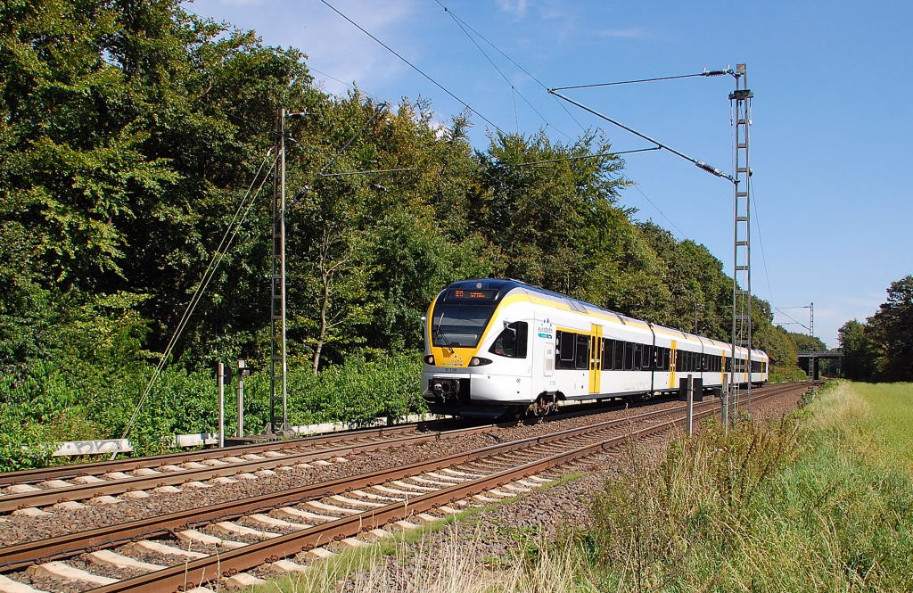 Aus Viersen kommend ist hier der Eurobahntriebwagen ET 7.08 auf dem Weg nach Venlo NL zusehen, gleich kreuzt er den B Stadtgarten in Dlken. Donnerstag den 23.8.2012
