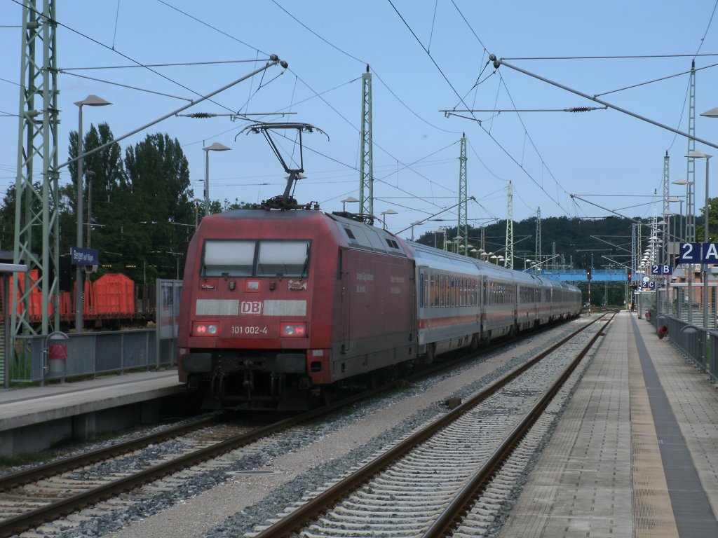 Aus welchen Grund auch immer am 13.August 2011 schickte der Fdl,von Bergen/Rgen,den IC 2212 Koblenz-Binz statt nach Gleis 2,nach Gleis 3.So mute 101 002 den Zug mit 40 km/h aus Bergen schieben.
