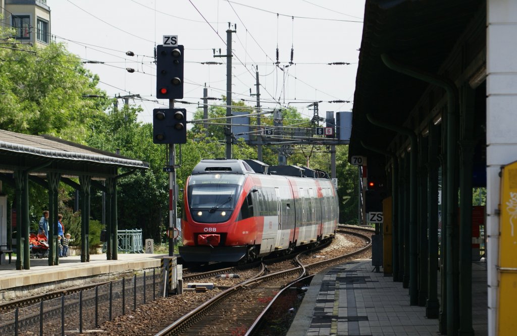 Aus Wien Handelskai kommend fahrt die 4024 135 als S45 in Wien Penzing ein und wird nach kurzem Aufenthalt nach Htteldorf weiterfahren. 24.5.2010