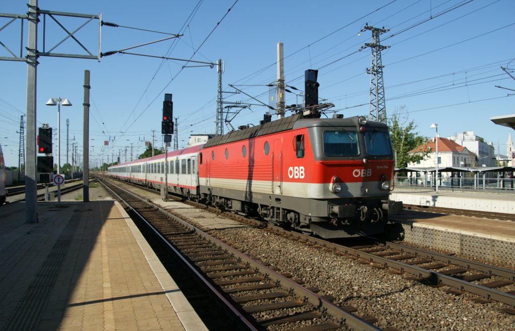 Aus Wien kommend fahrt die 1044 084 mit dem IC659 nach Graz in Wr.Neustadt Hbf. ein. 5.6.2010