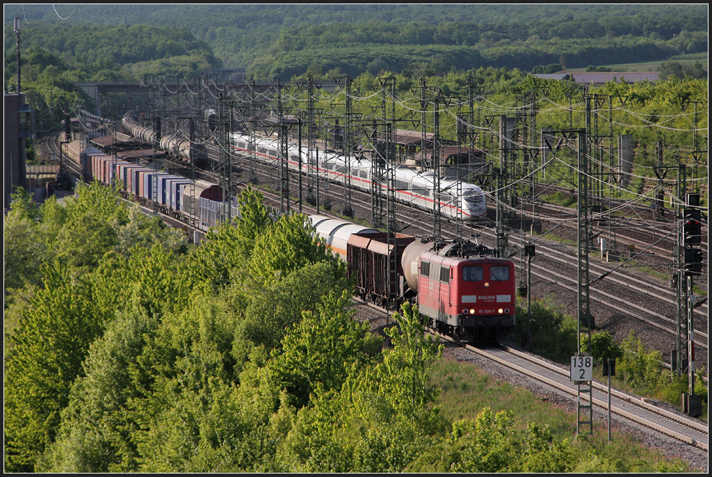 Aus zwei mach eins - 

Ganz so zeitgleich sind, wie es auf dem Bild erscheint, sind sich die beiden Züge hier am Bahnhof Vaihingen an der Enz nicht begegnet. 

08.05.2011 (M)