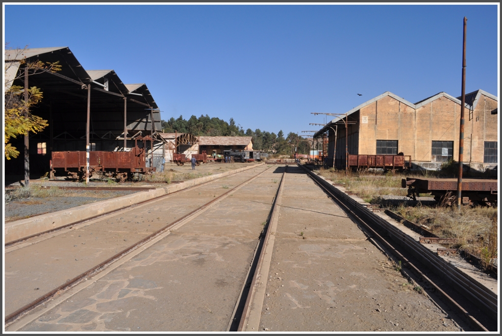 Ausbesserungswerk Asmara. Mittels Schiebebhne knnen ca 20 Geleise im Freien und in Hallen erreicht werden. Ausser ein paar rostigen Exponaten ist allerdings nicht viel zu sehen und trotzdem scheint die ganze Anlage gepflegt und in Betrieb zu sein. (31.01.2012)