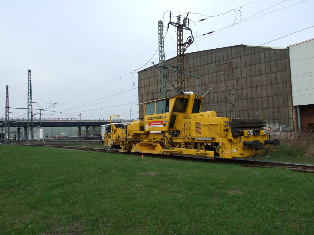 Ausbesserungswerk Dessau (LDX) - auch hier muss mal die Einfahrt neu gemacht werden, wie am 8.4.2010, als das komplette Schotterbett ausgetauscht und neu gestopft wurde.
Hier steht eine Schotterprofiliermaschine (SSP 371) in der Einfahrt und wartet auf die kommenden Aufgaben.
Dessau, der 8.4.2010