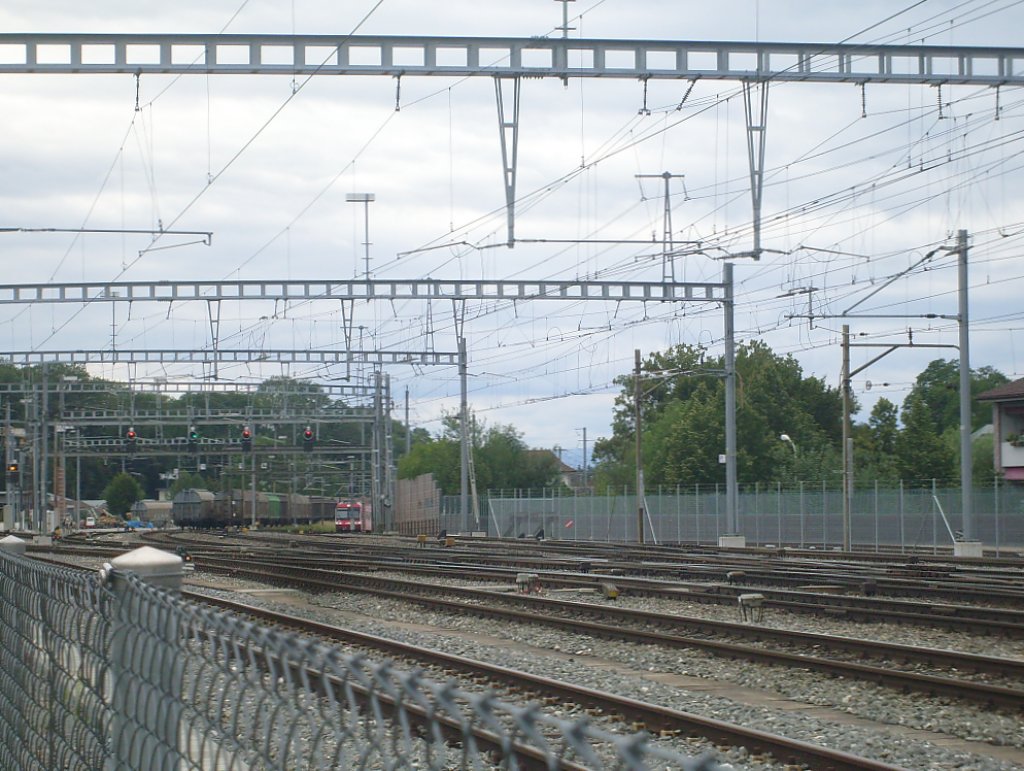 Ausblick des Bahnhofes Burgdorf in Richtung Bern. Am rechten Bildrand versteckt sich noch ein NPZ der BLS. Aufgenommen am 24.7.