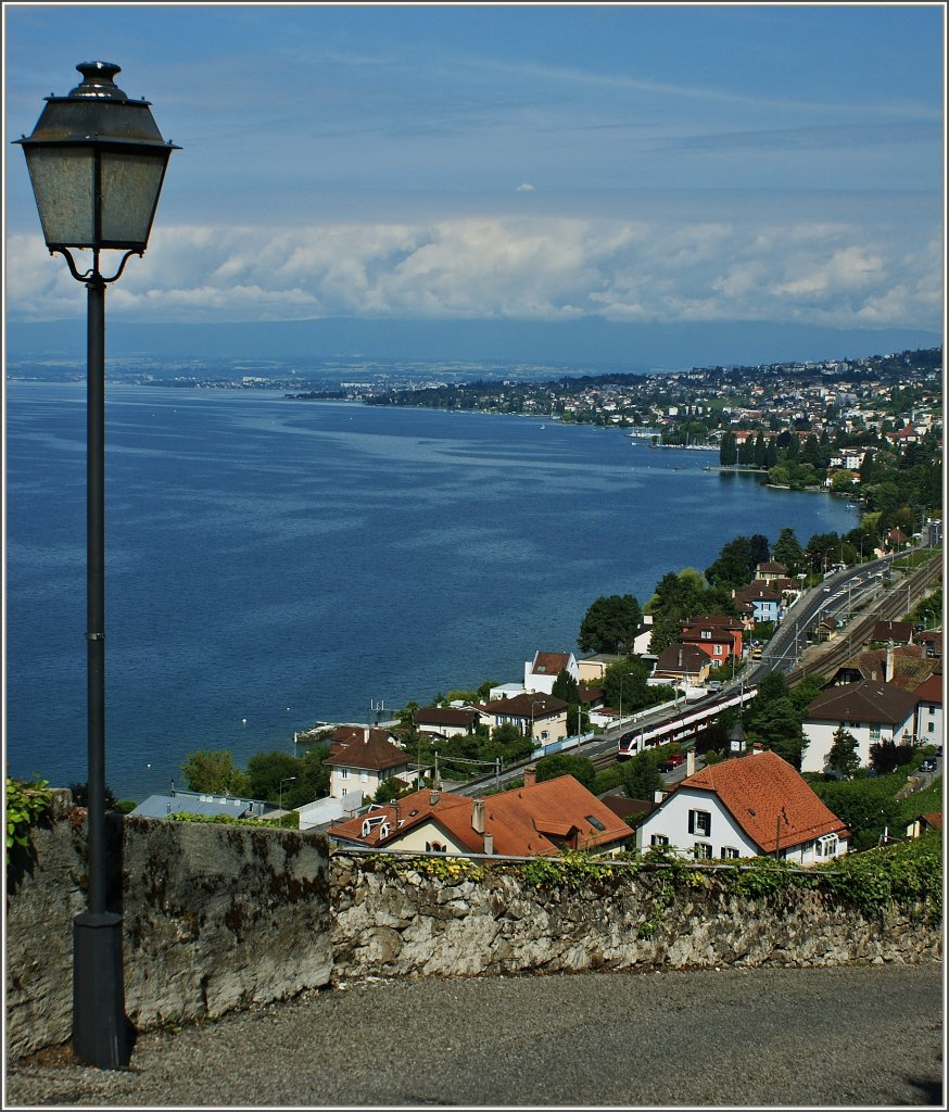 Ausblick von Grandvaux in Richtung Lausanne, whrend in Villette ein Flirt gerade abgefahren ist.
(15.06.2011)