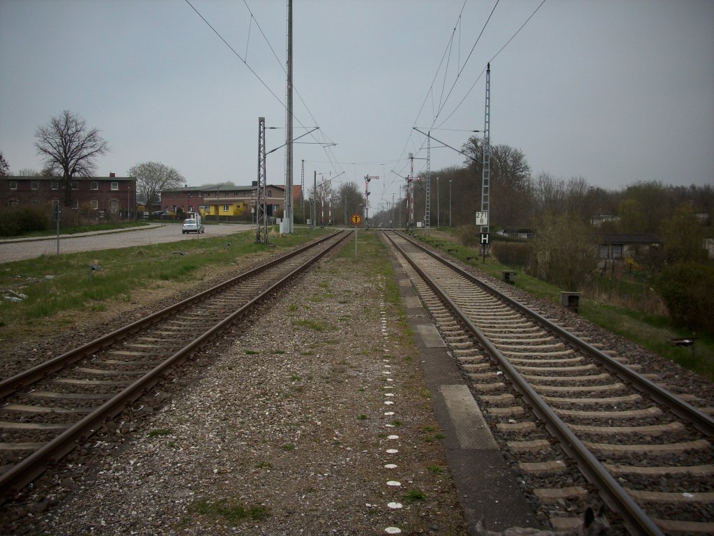 Ausfahrbereich in Richtung Sassnitz in Lancken im Januar 2009.Ganz links lag das Ladestraengleis.Links Gleis 1 und Rechts das am meisten genutzte Gleis 2 das Hauptgleis.Neben Sassnitz und Rambin hat Lancken noch Einfahr-und Ausfahrformsignale in beiden Richtungen sogar noch eine mechanische Schranke gibt es,die vom Fdl Lancken aus bedient wird.
