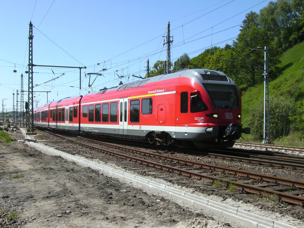 Ausfahrender 429 028 als RE Rostock-Sassnitz am 04.Juni 2010 bei der Ausfahrt aus Lietzow. 