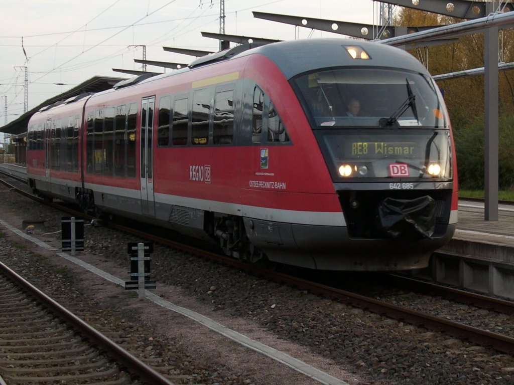 Ausfahrender Desiro 642 685 verlie am 31.Oktober 2009 den Rostocker Hbf nach Wismar.