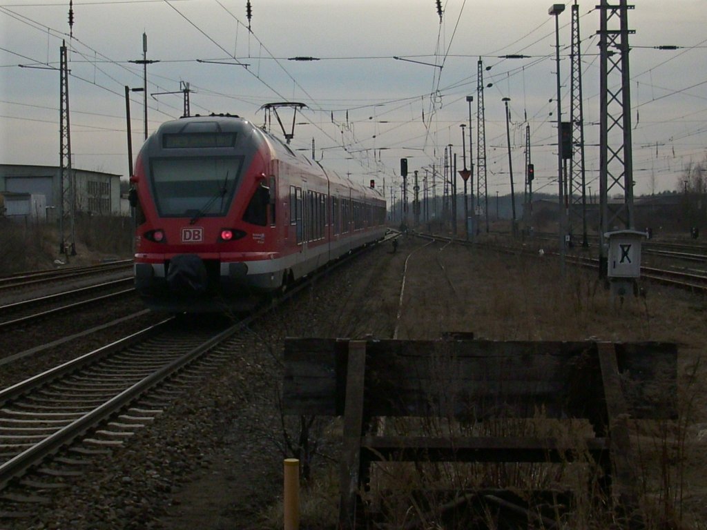 Ausfahrender Flirt nach Rostock am 24.Mrz 2010 beim Verlassen von Bergen/Rgen.