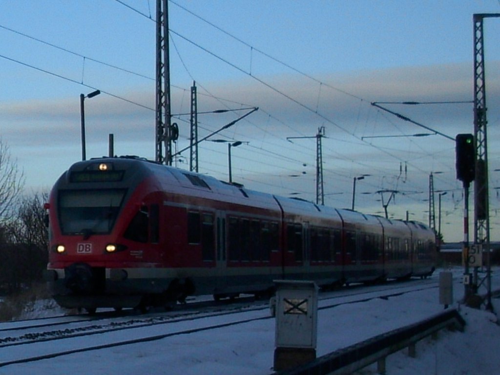 Ausfahrender Flirt nach Rostock bei der Ausfahrt aus Bergen/Rgen am 28.Januar 2010.Das Einfahrsignal zeigte fr den Gegenzug bereits Einfahrt.