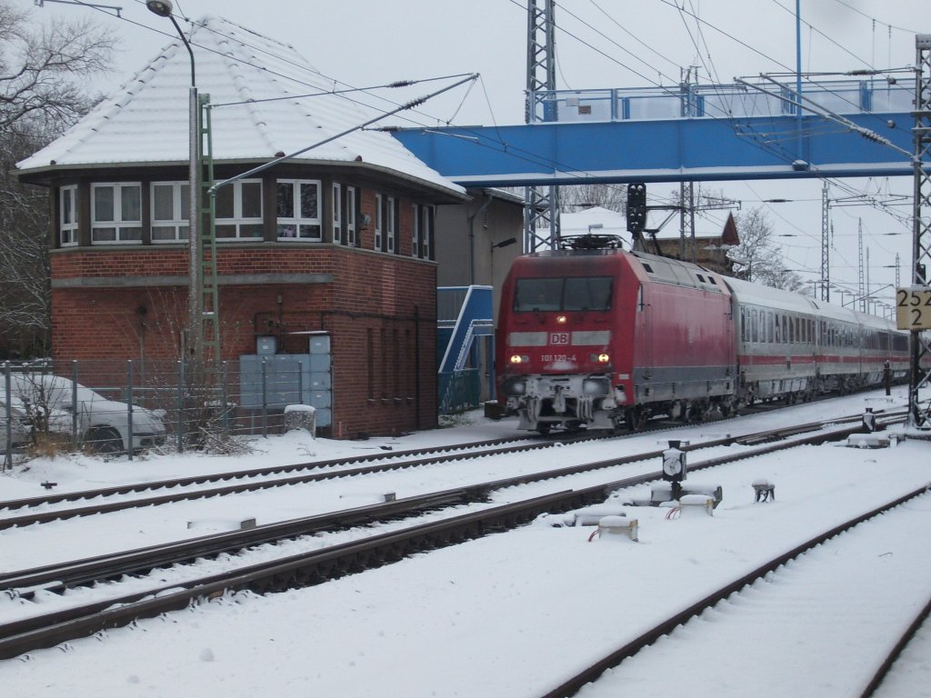 Ausfahrender IC 2184 Hannover-Binz am 02.Januar 2010 mit 101 120 als Zuglok bei der Ausfahrt aus Bergen/Rgen.