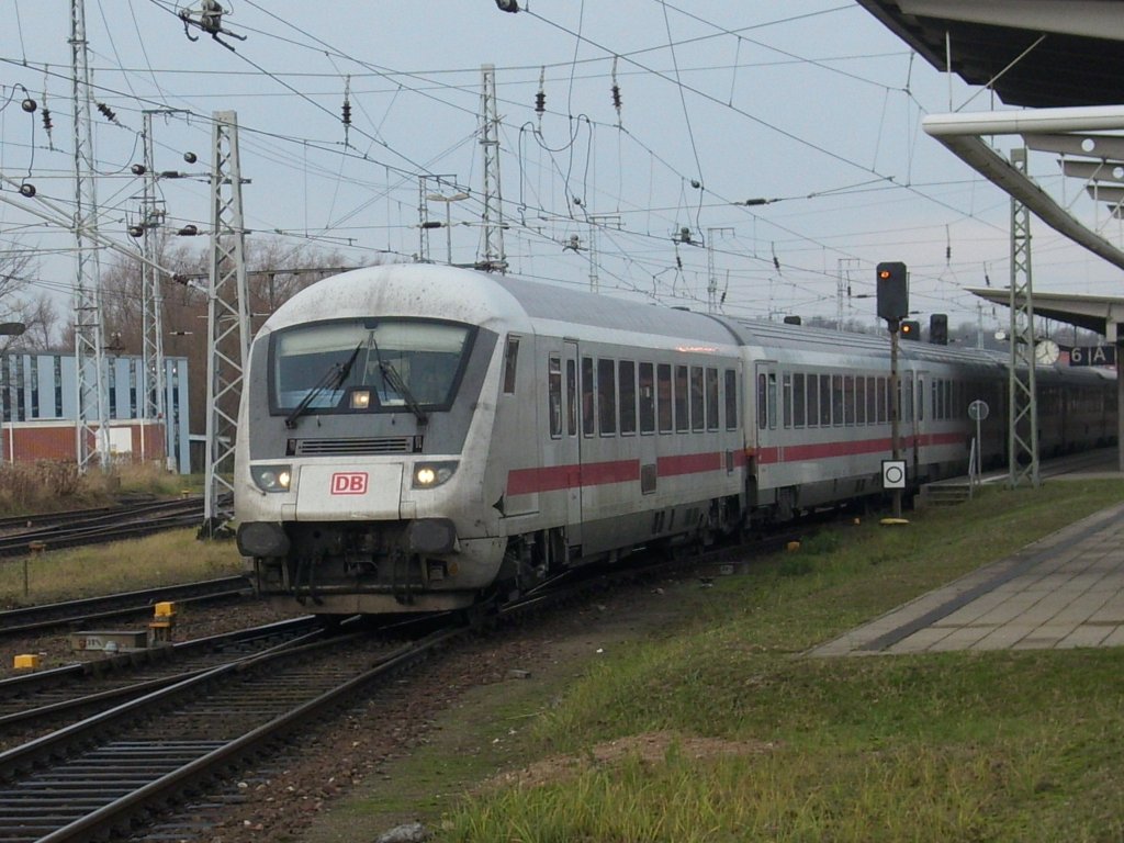 Ausfahrender IC Hannover-Stralsund nach dem Richtungswechsel am 05.Dezember 2009 in Rostock Hbf.