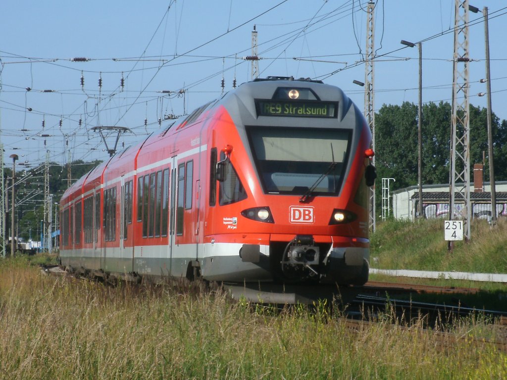 Ausfahrender RE 13032 Binz-Stralsund aus Bergen/Rgen,am 27.Juni 2011,gefahren von 429 028.