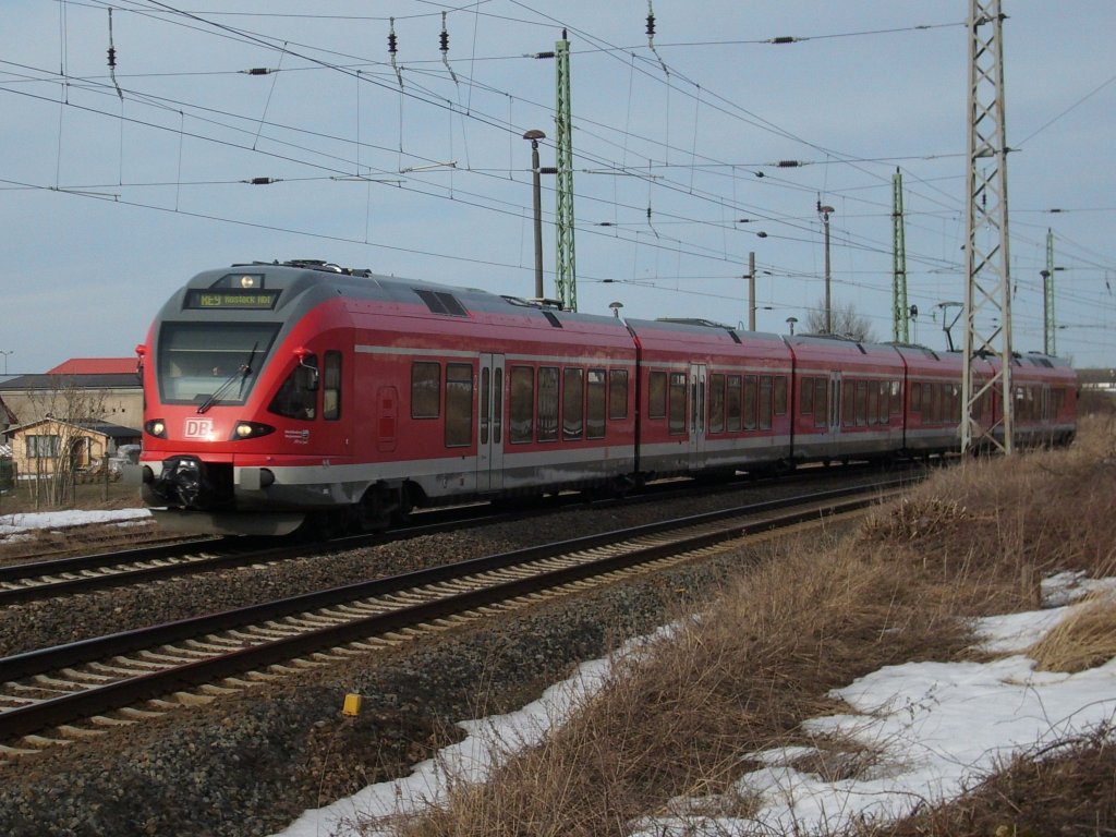 Ausfahrender RE 33242 Sassnitz-Rostock am 16.Mrz 2010 bei der Ausfahrt aus Bergen/Rgen.
