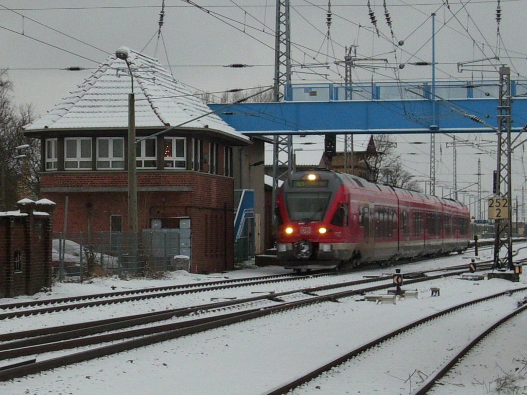 Ausfahrender RE 33313 Stralsund-Binz verlie Neujahr den Bahnhof Bergen/Rgen und passierte das Fahrdienstleiterstellwerk B2.