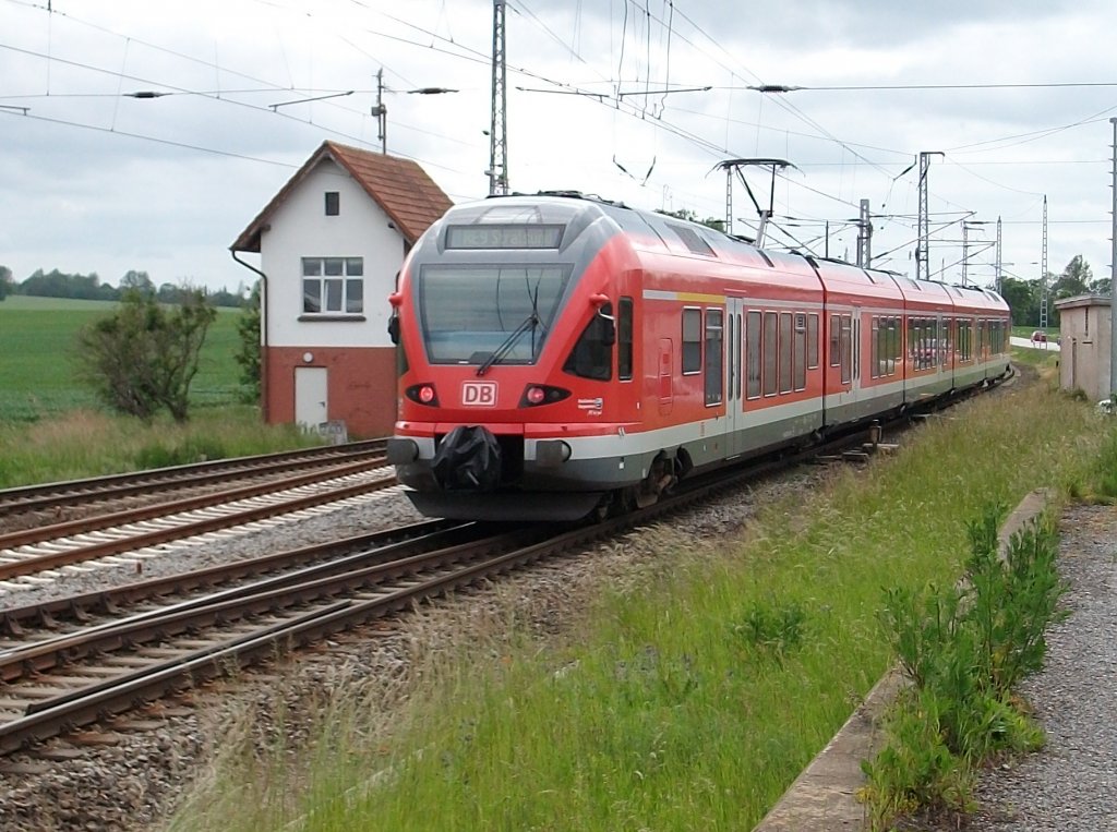 Ausfahrender RE 33316 Binz-Stralsund passiert das
Fahrdienstleiterstellwerk B2 von Samtens.