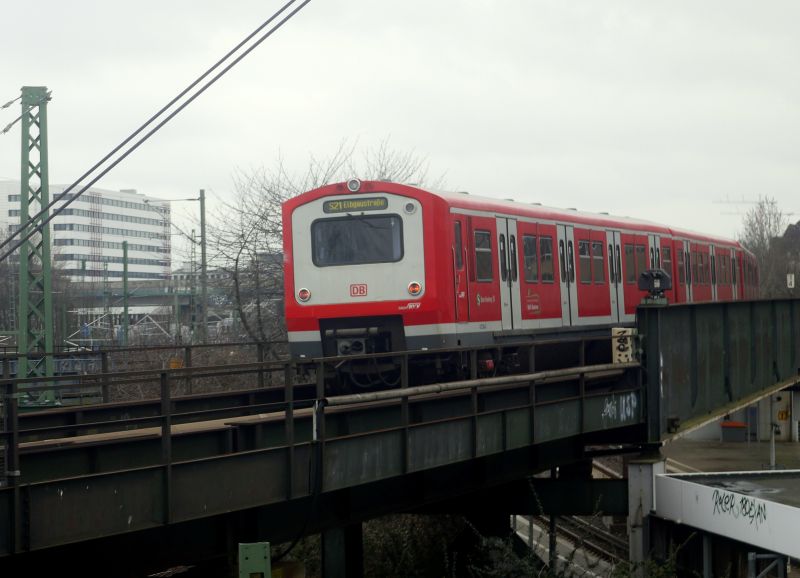 Ausfahrender Zug der Linie S21 am oberen Bahnsteig der Hamburger S-Bahnstation  Berliner Tor . 11.3.2012