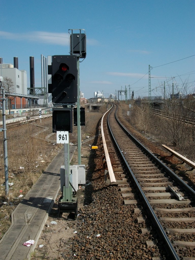 Ausfahrsignal 961 f�r die S-Bahn in Richtung Berlin Wedding am 03.April 2010 in Berlin Westhafen.