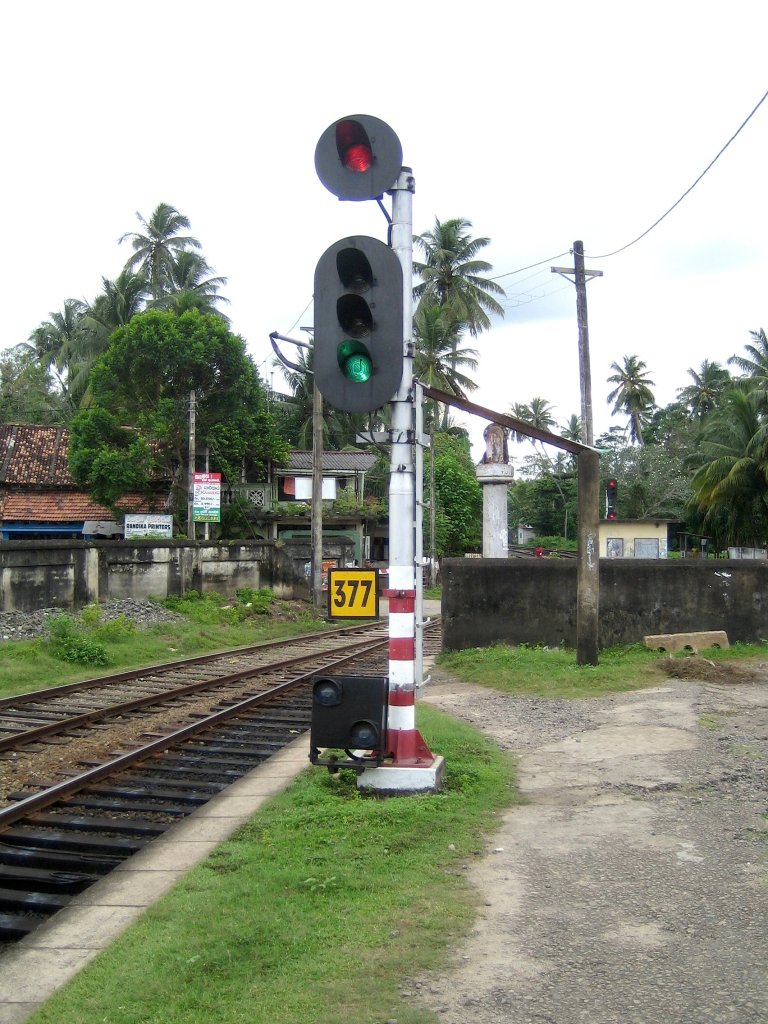 Ausfahrsignal Bf. Aluthgama (Sri Lanka). Hier zu sehen, es sind mehrere Signalbegriffe mglich, auch rot und grn geleichzeitig: - Halt fr den Zug, B schon geschlossen und unten ein Rangiersignal, hnlich dem deutschen Sh1. Die Signale werden brigens, wenn kein Zug erwartet wird, ausgeschaltet.