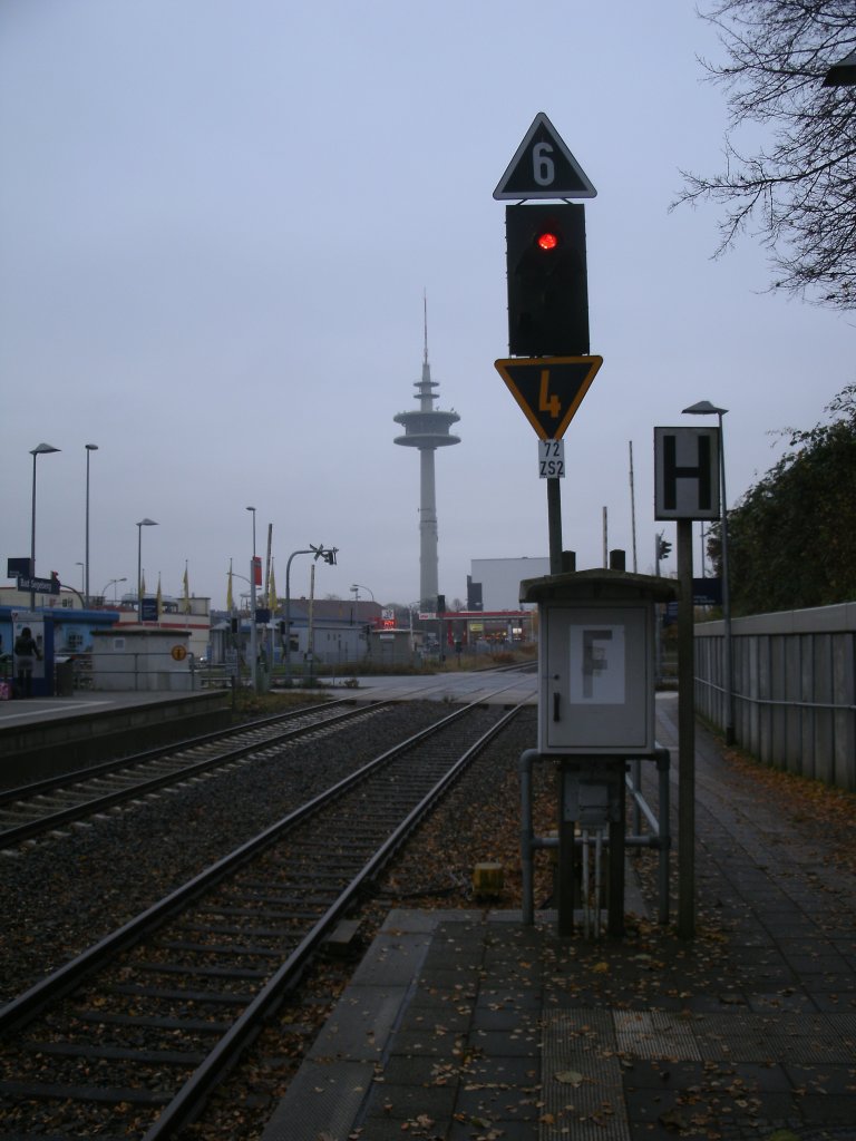 Ausfahrsignal und der  Fernsehturm  von Bad Segeberg am 18.November 2012.