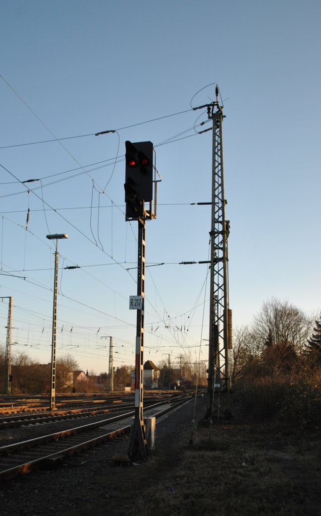 Ausfahrsignal in der Lehrte/Nordgrupppe am 05.03.2011 in der Abendsonne.
