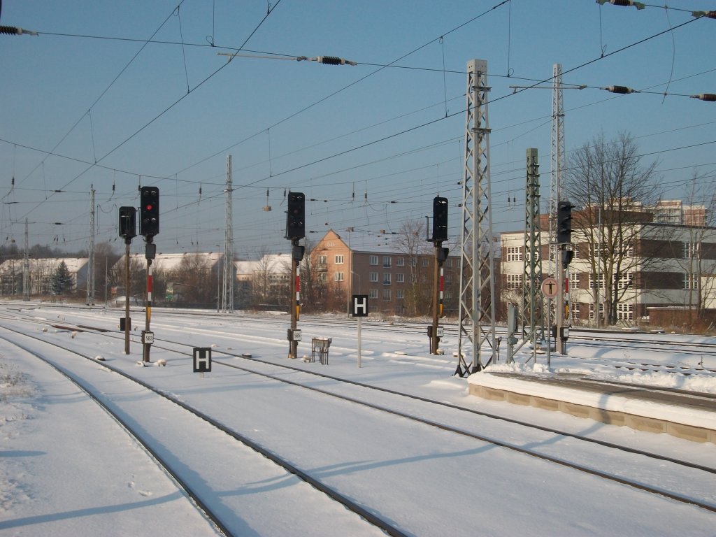 Ausfahrsignale im Rostocker Hbf in Richtung Warnemnde und Wismar am 04.Dezember 2010.