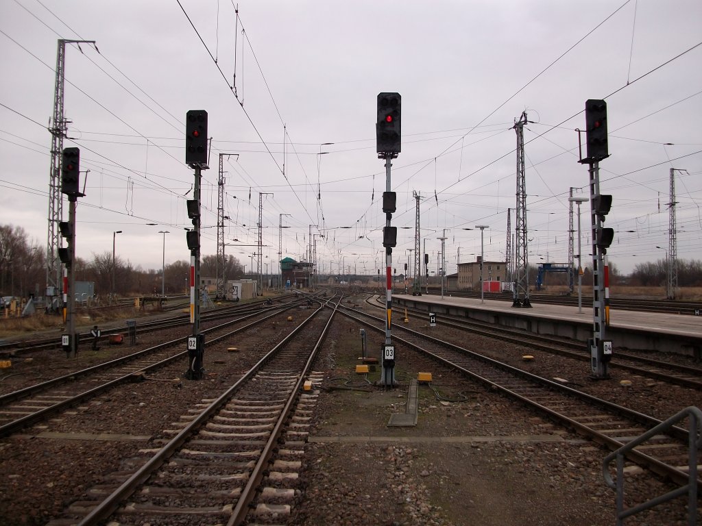 Ausfahrsignale in Stralsund in Richtung Berlin und Rgen am 18.Januar 2011.Aufnahme vom Bahnsteigende.