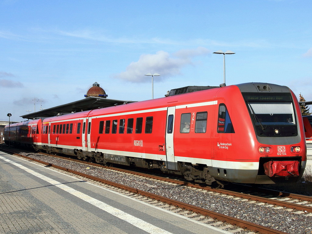 Ausfahrt 612 514 und  612 162 mit RE 3605 nach Halle (Saale) Hauptbahnhof am 20. Februar 2012 aus dem `Bahnhof Halberstadt. 