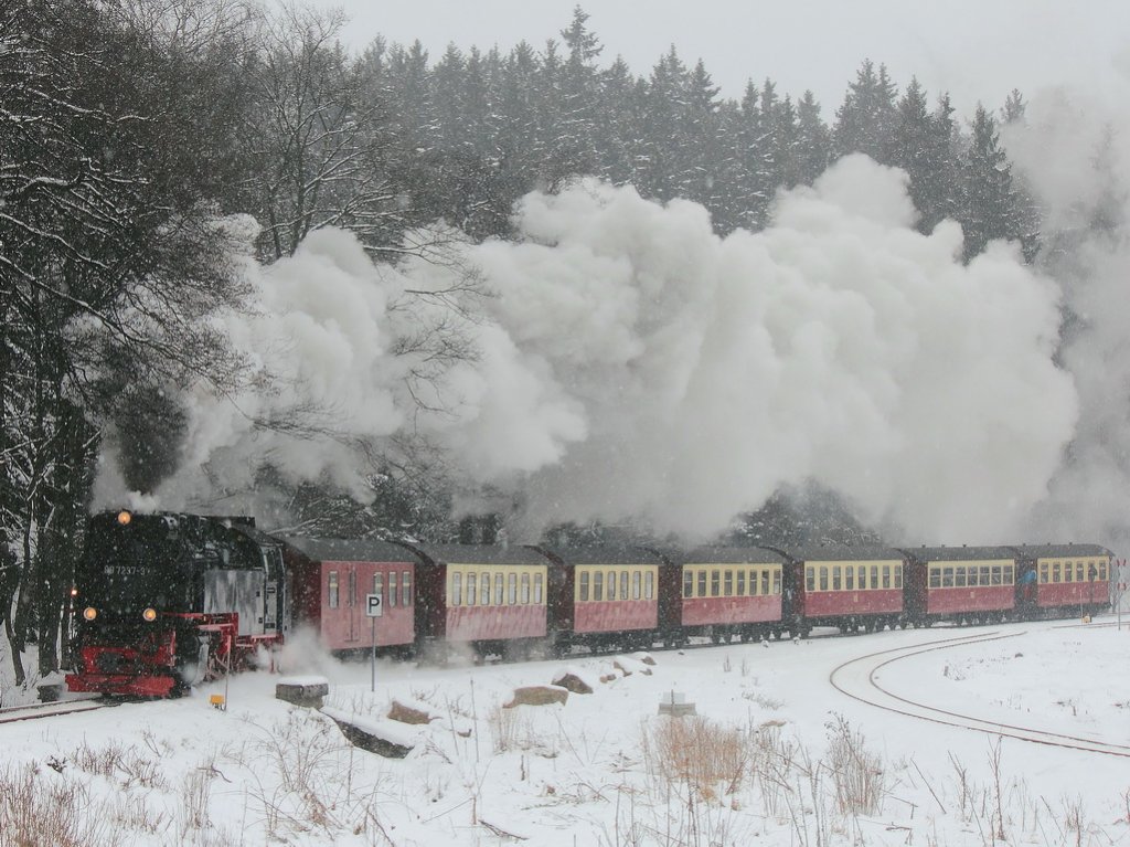 Ausfahrt 99 7237-3 mit HSB 8933 aus den Bahnhof Drei Annen Hohne zum Brocken am 27. Januar 2013.