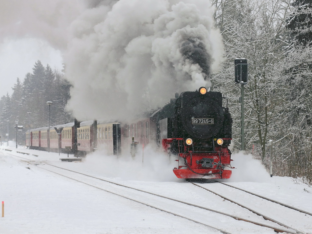 Ausfahrt 99 7245-6 mit HSB 8941 aus den Bahnhof Drei Annen Hohne zum Brocken am 27. Januar 2013.
