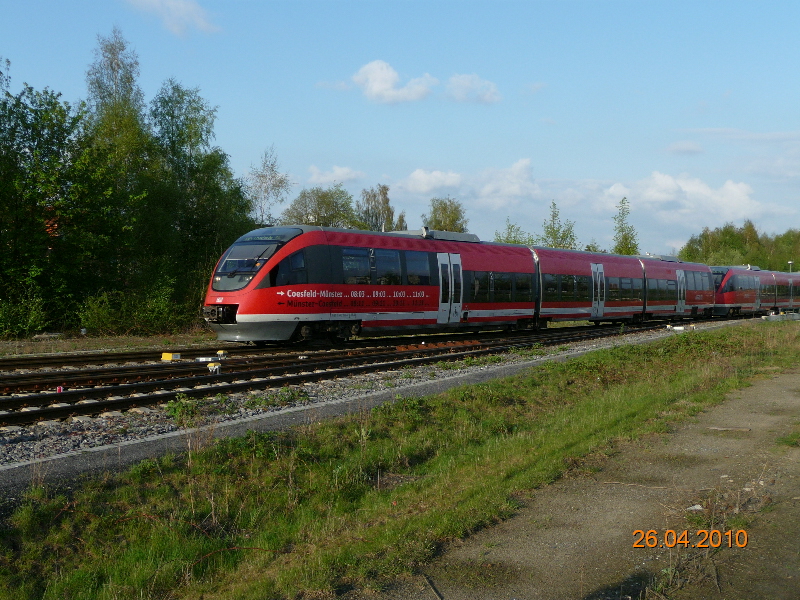 Ausfahrt aus den Bahnhof Gronau mit den 643 566 + 643 034 als 29032 nach Enschede. Der Hinterste Fahrzeug ist schon der Dsseldorfe der seit ein paar Wochen hier im Umlauf fhrt. 