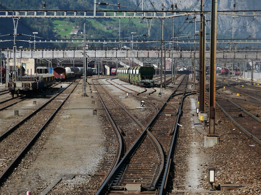 Ausfahrt aus Erstfeld, es geht auf ein Nebengleis zum Schotterwerk der Tunnelbaustelle. Erstfeld, 1.10.2011