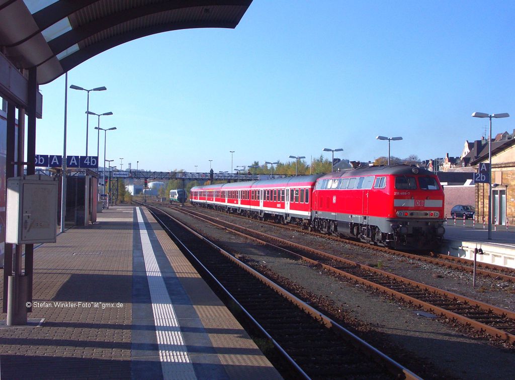 Ausfahrt aus Hof Hbf am 14.10.2010, 218 468 schiebt in der Abendsonne.