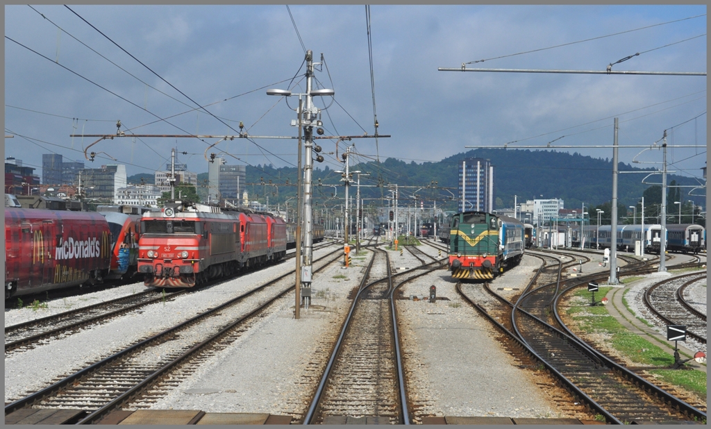 Ausfahrt aus Ljubljana mit 363-030 und Rangierlok 643-034. (02.07.2011)