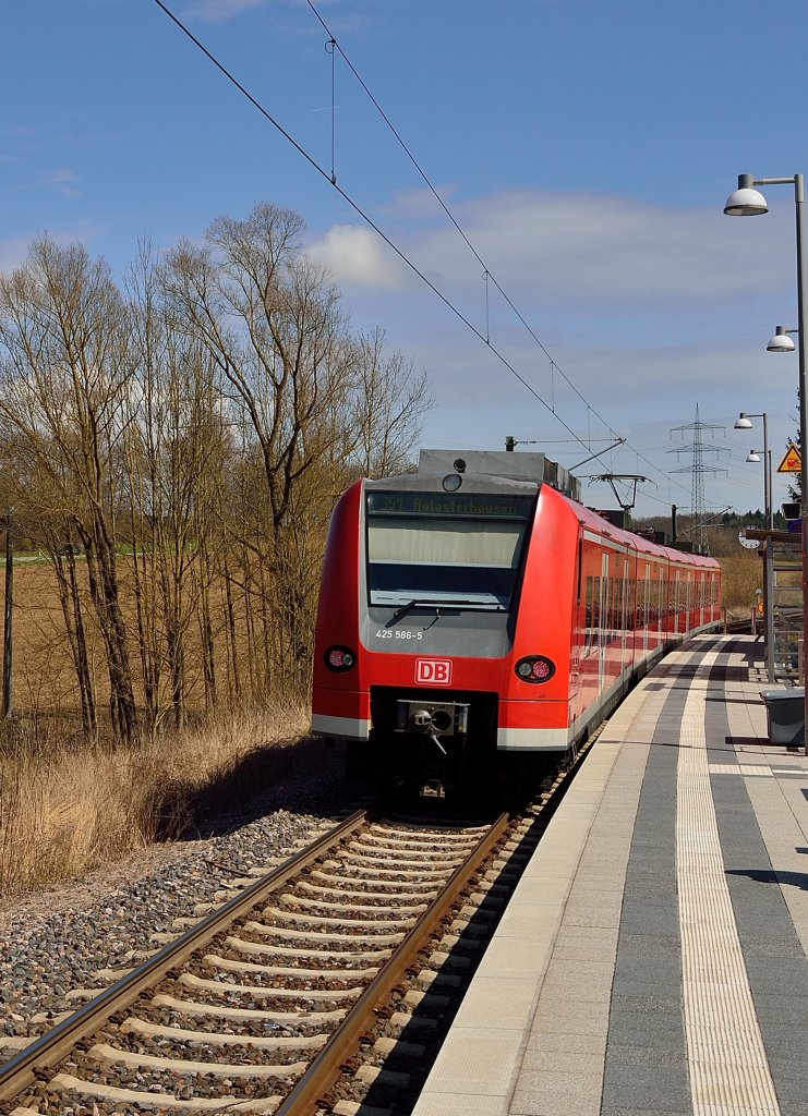 Ausfahrt aus Neckarbischofsheim, der 425 586-5 als S51 nach Aglasterhausen. 13.4.2013