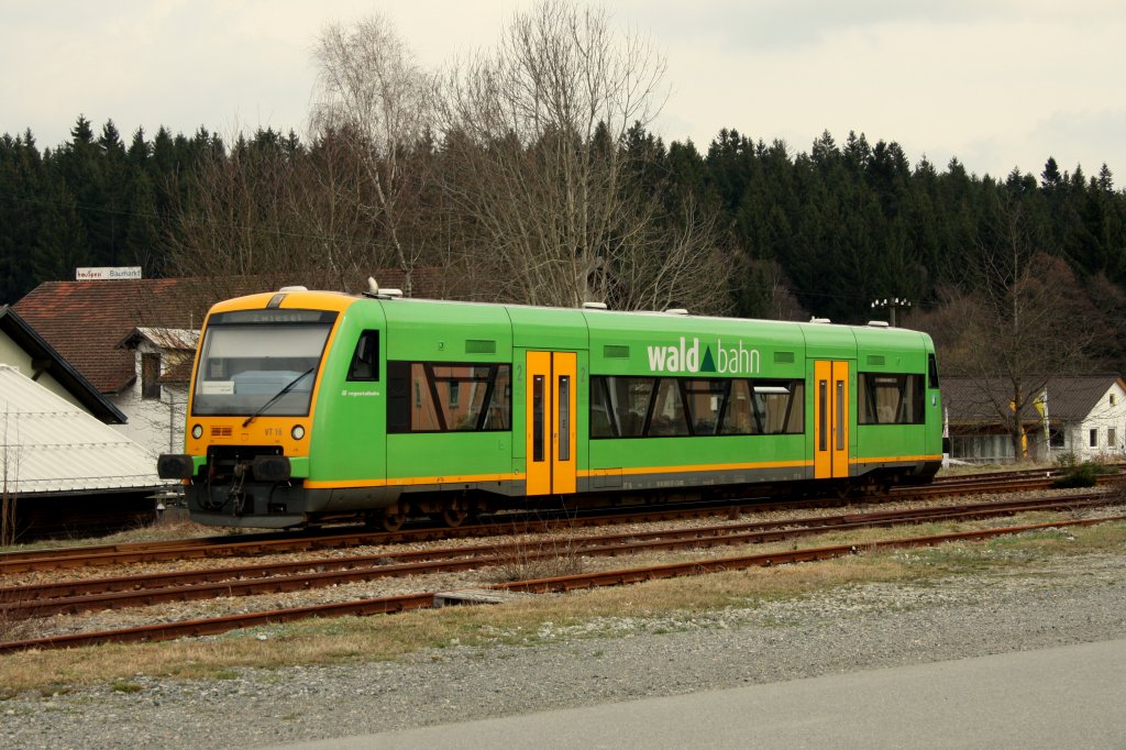 Ausfahrt aus Spiegelau (Bay. Wald): Die Waldbahn am Weg nach Zwiesel am 05.04.2011