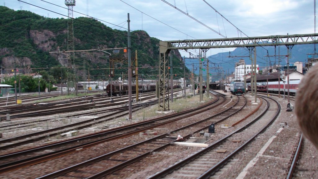 Ausfahrt DB-Autozug Verona-Berlin aus Bahnhof Bozen am 20.6.2009. 