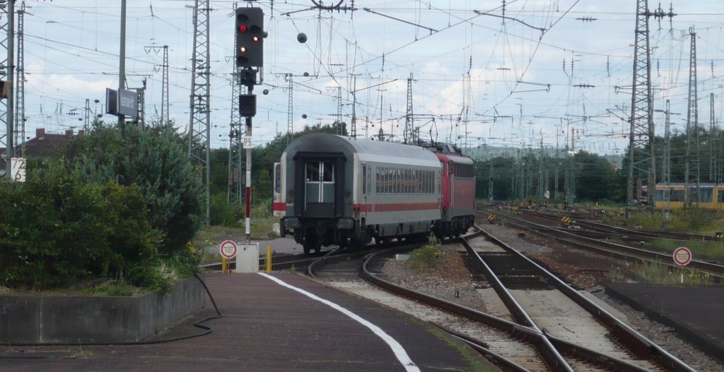 Ausfahrt des 115 346-9 mit dem vordersten Wagen eines PbZ, der hier in Karlsruhe am 25.07.09 abgestellt wurde.