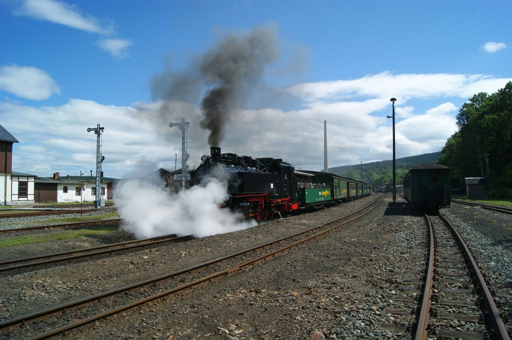 Ausfahrt des Dampfzugs im Bahnhof Cranzahl Richtung Oberwiesenthal. 15.07.2011 Cranzahl